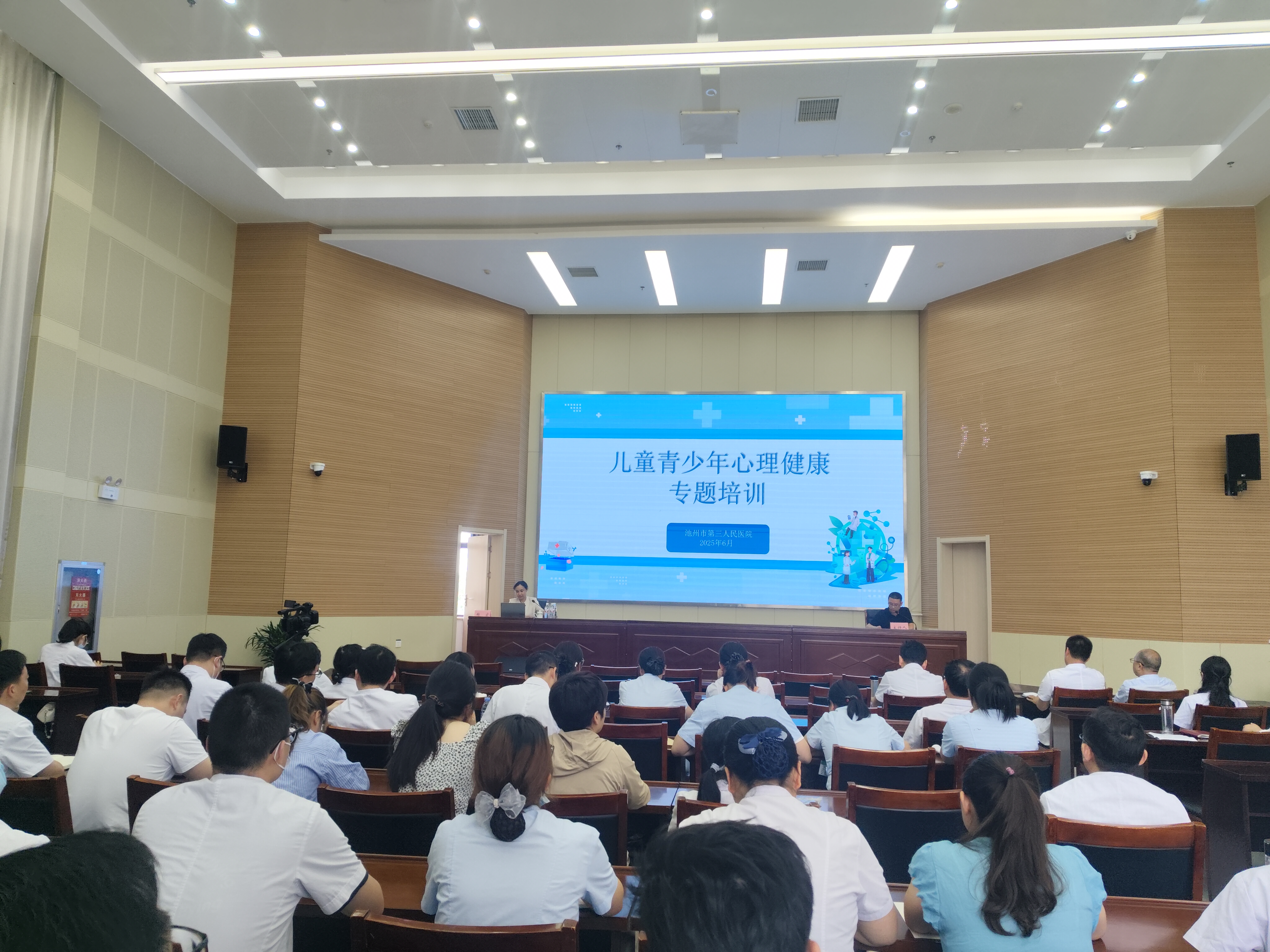 ​专家引领促提升：华东师范大学附属精神卫生中心知名专家来院开展坐诊讲学活动